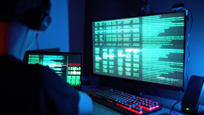 从事编码和破解安全的计算机黑客