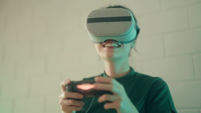 现代娱乐:女人在客厅里用VR头显玩视频游戏。