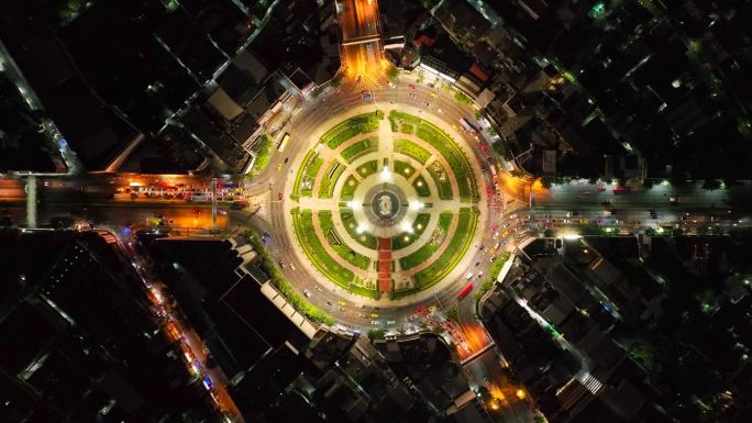 夜间城市环形交通十字路口鸟瞰图
