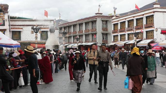 西藏旅行拉萨大昭寺八廓街人流藏族建筑