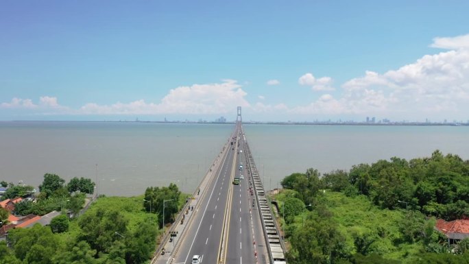 美丽的无人机飞过印尼最长的桥苏拉玛杜桥，飞往泗水