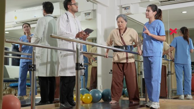 一名护理院工作人员照顾一名年长的亚洲妇女。