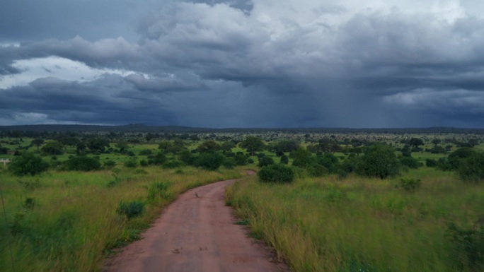 在一个阴天驾车穿越坦桑尼亚美丽的风景
