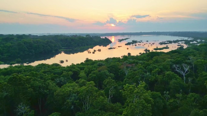 亚马孙雨林水丛林的空中日落美景