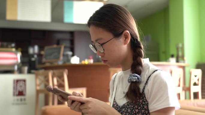 图书馆 看手机 女孩 大学生实践 学校