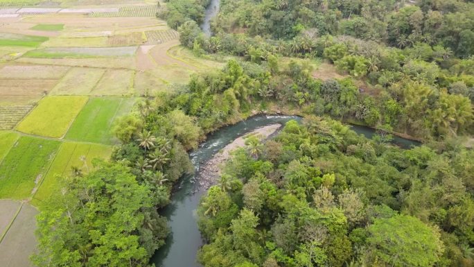 热带国家自然蜿蜒河流的鸟瞰图。印度尼西亚的乡村景观。值得信赖。轨道无人机拍摄