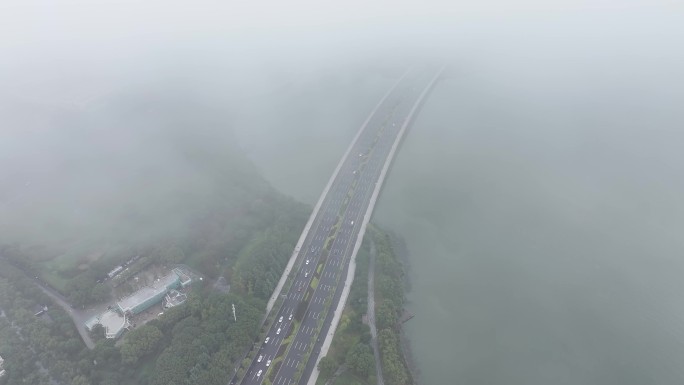 云雾中的现代大道