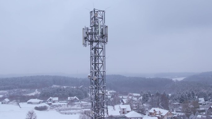 塔式天线电信手机鸟瞰图，蜂窝5g 4g手机无线电发射机。提供高速现代5g通信网服务。雪自然森林冬季。