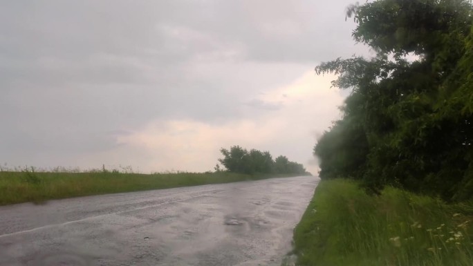 雨落在农村空旷的乡间小路上，郁郁寡欢