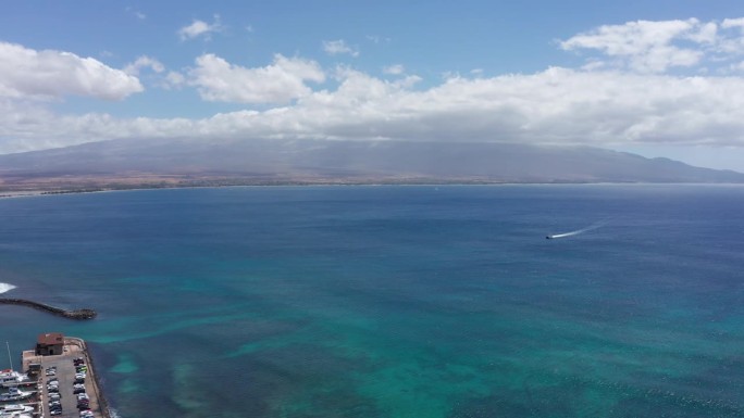 从夏威夷西毛伊岛拍摄的Maalaea湾和Haleakala清澈的海水。4 k