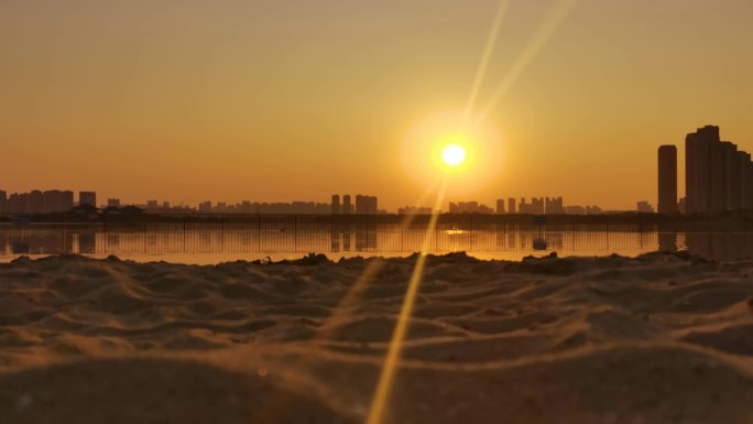 夕阳沙滩剪影