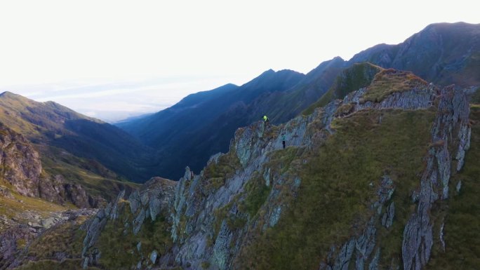 在边缘旅行的快感航拍大气群山