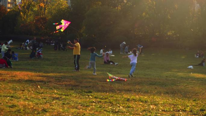 快乐亲子儿童  小朋友在夕阳下放风筝奔跑