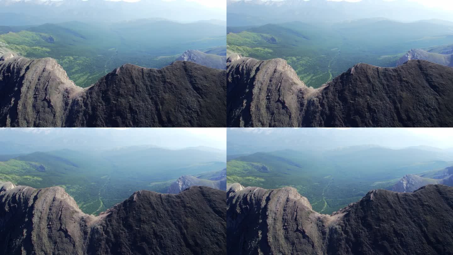 空中参差不齐的岩石悬崖卡那封峰，卡那纳斯基，阿尔伯塔，加拿大