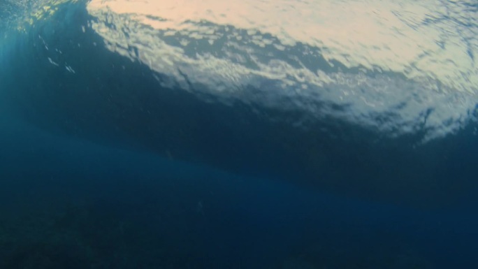 热带海洋桶状波浪破裂的水下景象