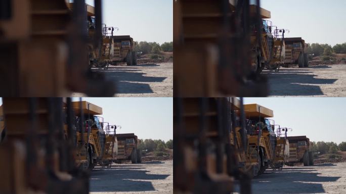 矿坑停车场里停着的自卸卡车的原图，电影镜头