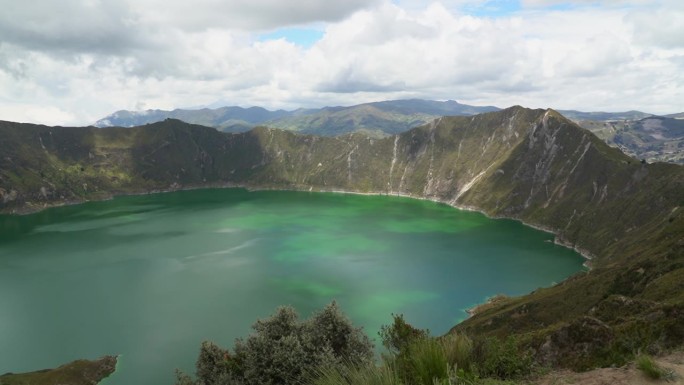 拉古纳奎洛托亚是一个充满水的火山口湖，也是厄瓜多尔安第斯山脉最西端的火山。火山口有绿松石般的水体，还