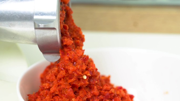 用绞肉机磨红辣椒。