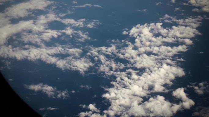 从宇宙飞船上鸟瞰地球。从绕地球运行的宇宙飞船上俯瞰地球上的云和海洋，呈现电影般的慢动作。