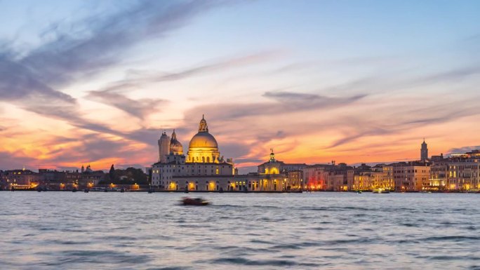 威尼斯日落的昼夜时间差:圣玛丽亚德拉致敬大教堂的壮丽景色