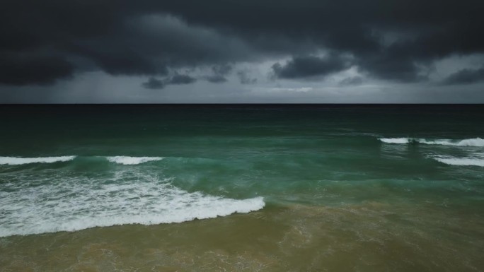 从不无尽的海面视图自然背景，乌云下雨的天空在海洋的背景