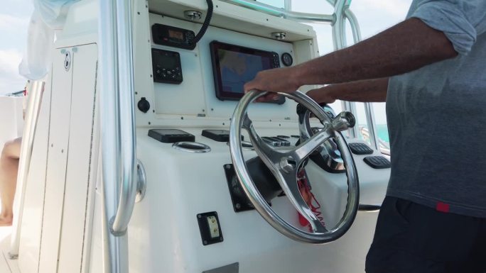 在塞舌尔的伊甸岛附近，一名船长驾驶着豪华游艇在绿松石般的水面上巡航
