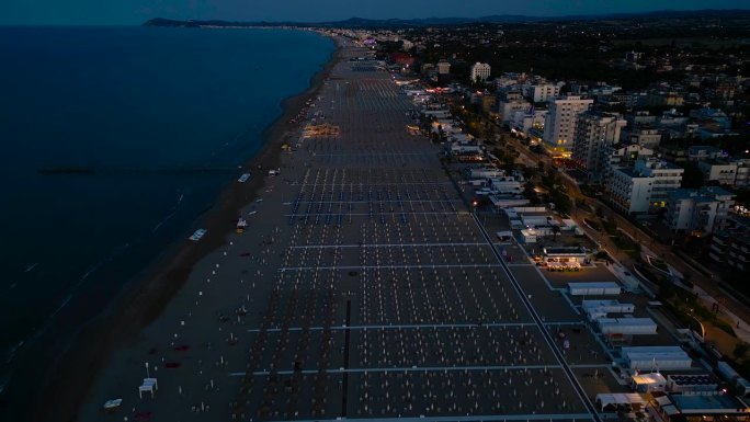 无人机拍摄的里米尼夜晚空旷的海滩。意大利，艾米利亚·罗马涅