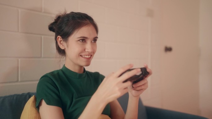 数字娱乐的乐趣:不同的女人在家里玩无线视频游戏。