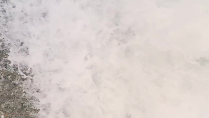 陆克湾瓦滩的俯视图，海浪撞击形成白色泡沫图案。