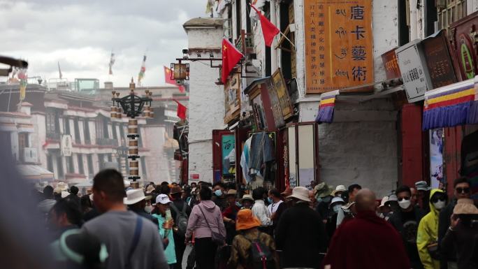 西藏旅行拉萨大昭寺八廓街人流藏族建筑