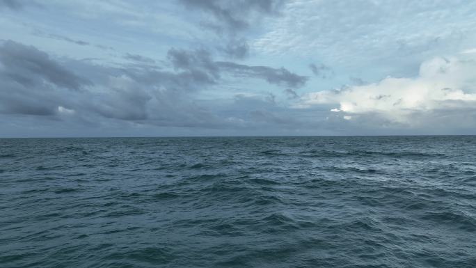 航拍水天一色的泰国普吉岛安达曼海风景