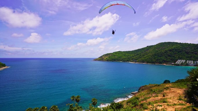泰国普吉岛上空的滑翔伞运动，背景是令人惊叹的热带海岸，普吉岛西海岸的极限活动，海边的滑翔伞点，织物翅