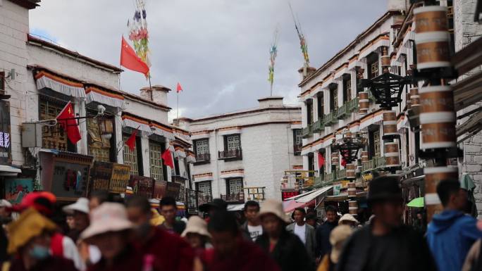 西藏旅行拉萨大昭寺八廓街人流藏族建筑