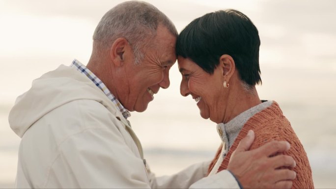 老夫妻，在沙滩上额头碰触，拥抱，幸福和退休在一起，旅行和户外。沟通，幸福的人与养老伴着假期，婚姻与承