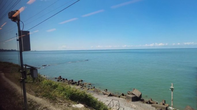 从火车窗口看到索契市附近的黑海海岸。