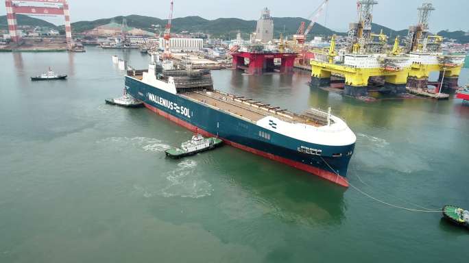 【4K】航拍巨型货轮出港  拖轮作业