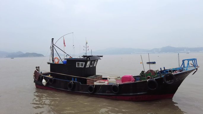 渔船 靠岸 渔业捕捞 渔民 渔民出海