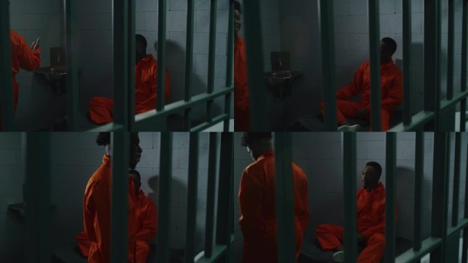 犯人在牢房里服刑国外监狱犯人两个黑人罪犯