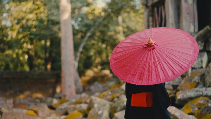 女人拿着红纸伞转身