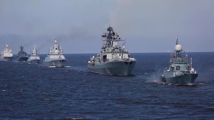 远眺俄罗斯海军前方防线，现代化的俄罗斯海军战列舰军舰排成一排，北方舰队和波罗的海舰队，在夏日晴朗的日