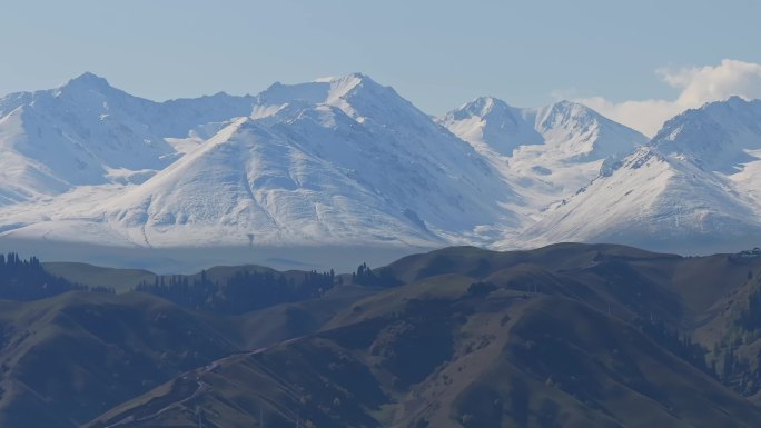 航拍新疆伊犁那拉提雪山风景