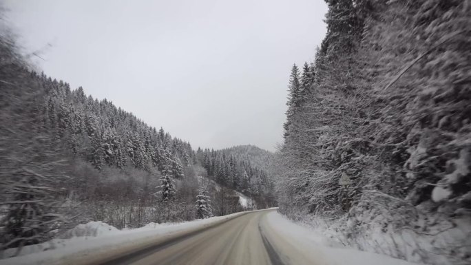 雪山公路沿路移动，美丽的冬季景观