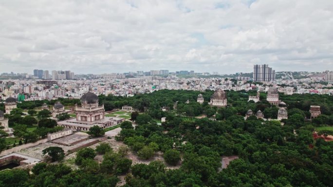 Qutub Shahi古墓与海得拉巴城市建筑和云的背景推在一个无人机拍摄4k