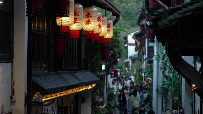 杭州历史文化街区小河直街灯笼下游人如织