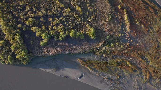 从一架四轴飞行器上俯瞰阿拉木图地区伊犁河畔风景如画的岛屿