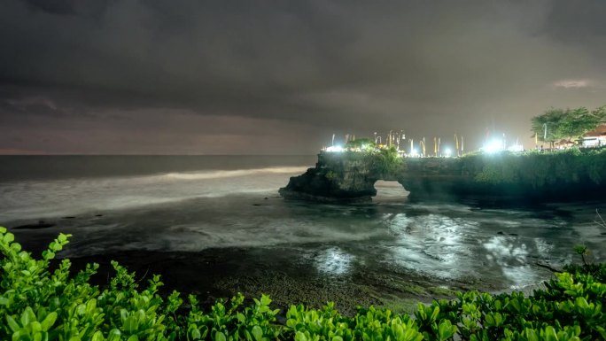 在印度尼西亚巴厘岛的塔纳洛特海滩，人们在印度教仪式上移动的延时日落场景