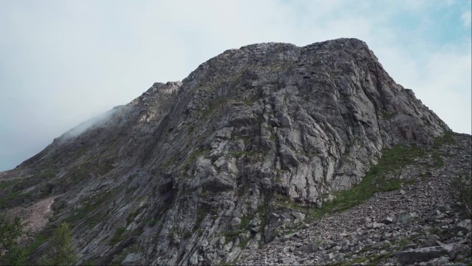 挪威Kvaenan陡峭崎岖的山壁。近距离