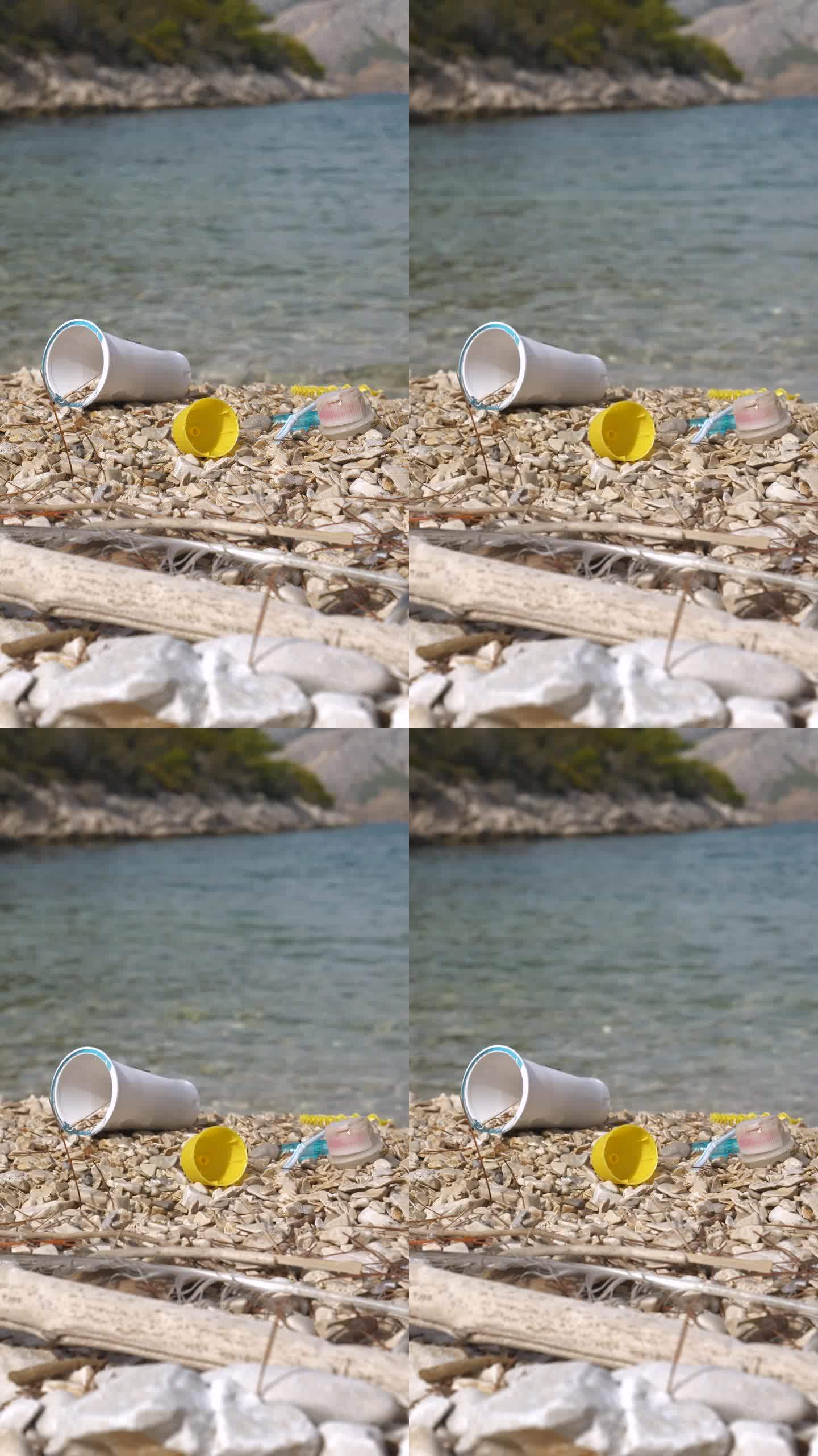 特写:亚得里亚海冲刷过来的卵石沙滩上散落着塑料垃圾