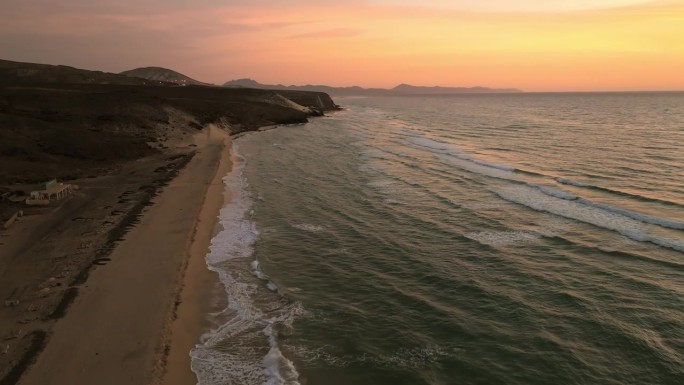 航拍视频:西班牙加那利岛富埃特文图拉，科斯塔卡尔玛，索塔文托平静海滩上的日出