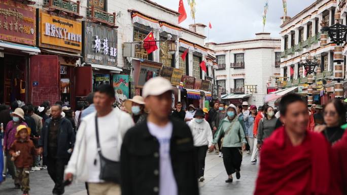 西藏旅行拉萨大昭寺八廓街人流藏族建筑